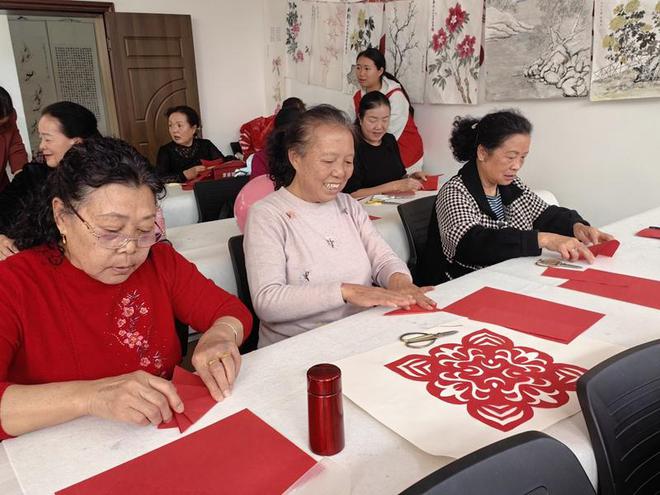 业学校联合举办手工剪纸公益班凯发国际平坝区老年大学与区职(图1)