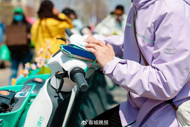 手机支架”再升级提升昆明用户骑游体验凯发k8登录vip滴滴青桔电单车“